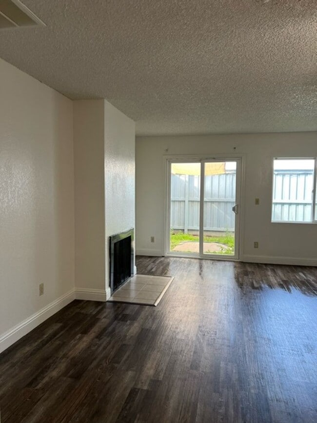 Building Photo - Charming Townhome