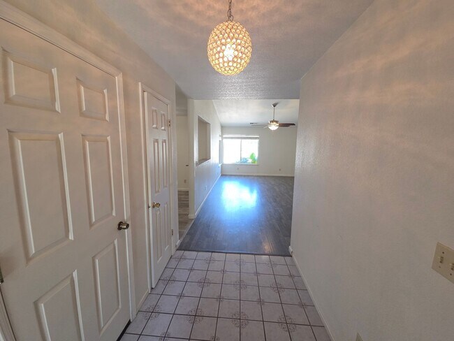 Building Photo - 3 bedroom/2bath home in quiet neighbothood