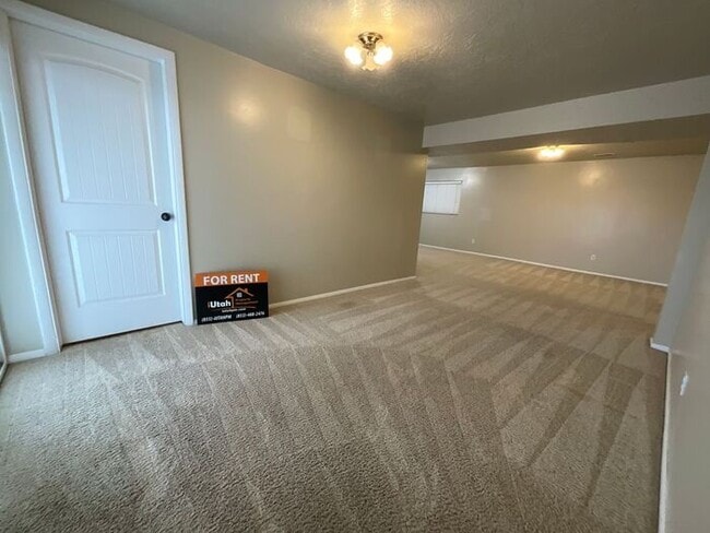 Building Photo - 5 bedroom 3 bath Home 2 car garage- Small dog friendly