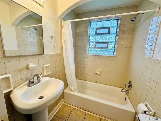 Building Photo - 608 Lamberd Ave