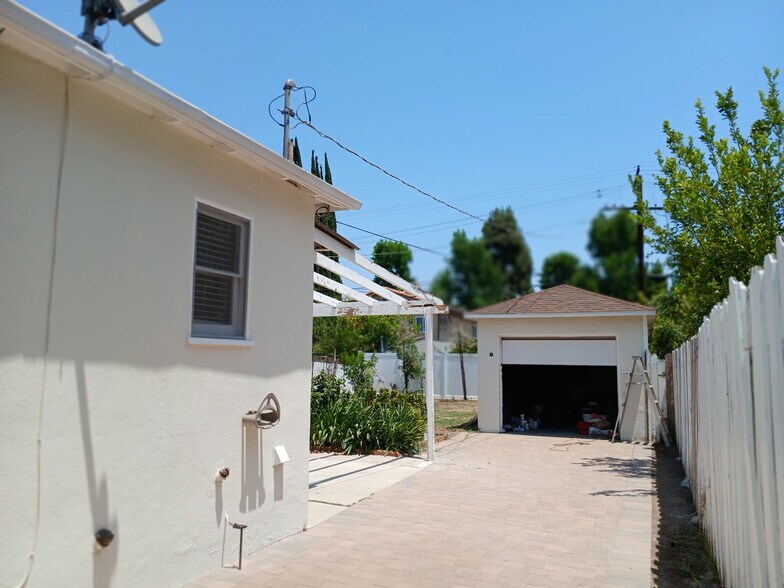 Building Photo - 5026 Newcastle Ave