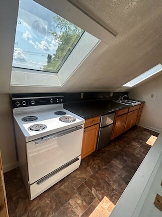 Building Photo - Upstairs Studio Apartment on Oneida Street -- SUBLET AVAILABLE 04/15/2026