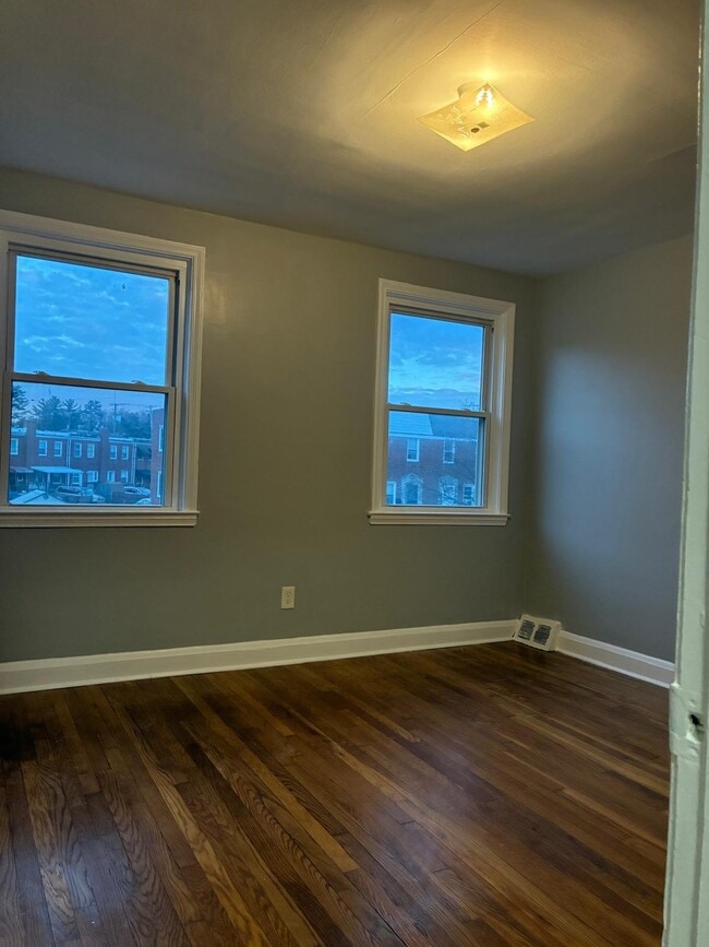 Building Photo - 4919 Schaub Ave