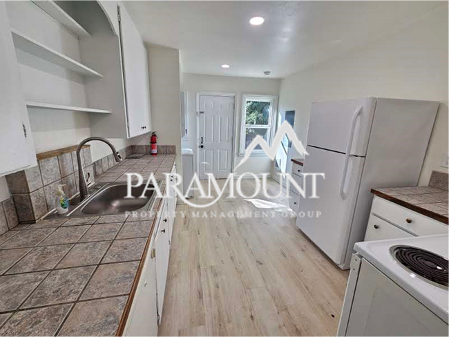 Building Photo - Remodeled 1 Bedroom in a Great Location! Landscaping Included!