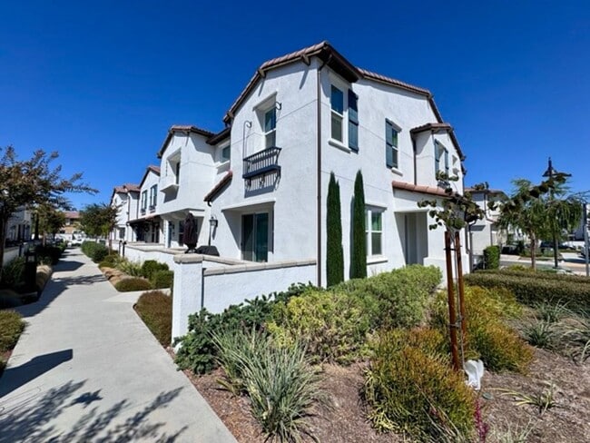 Building Photo - Spacious 3 Bedroom, 2.5 Bathroom Townhome ...