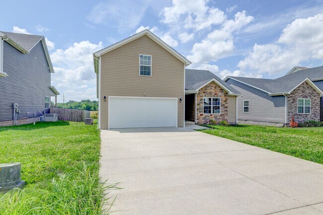Building Photo - Sharp 3 bed 2 bath with Bonus room and nice fenced yard.