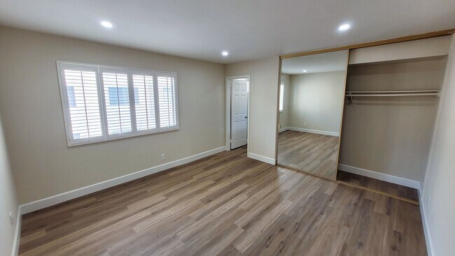 Building Photo - Beautifully Remodeled 3 Bed 3 Bath Townhou...