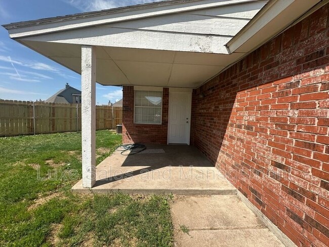 Building Photo - 1427 SW 23rd St