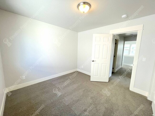 Building Photo - 4BR SE Bend home in great neighborhood wit...