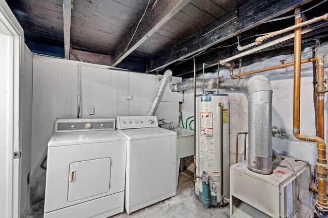 Building Photo - SCORE 50% OFF 1ST MONTH'S RENT IF SIGNED BY DEC 12! Newly renovated 2 bedroom home in Carrick ava...