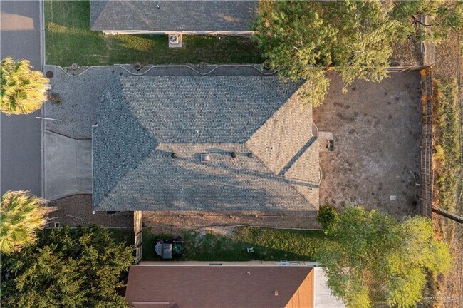 Building Photo - 2213 Lake View Dr