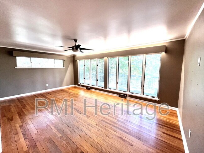 Building Photo - 1139 N Sunset Dr
