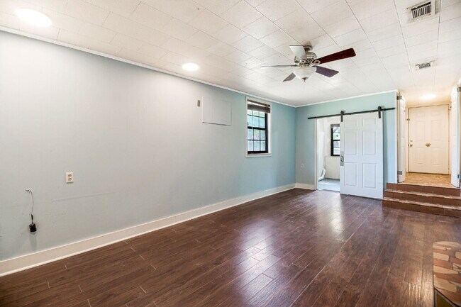 Building Photo - Charming 4 Bedroom Pensacola Rental in a Convenient Location!