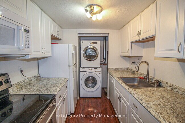 Building Photo - Excellent value in this updated 2 bedroom condo. Easy walk to Juanita beach waterfront park and t...