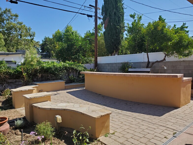 Built-in outdoor seating - 17961 Lull St