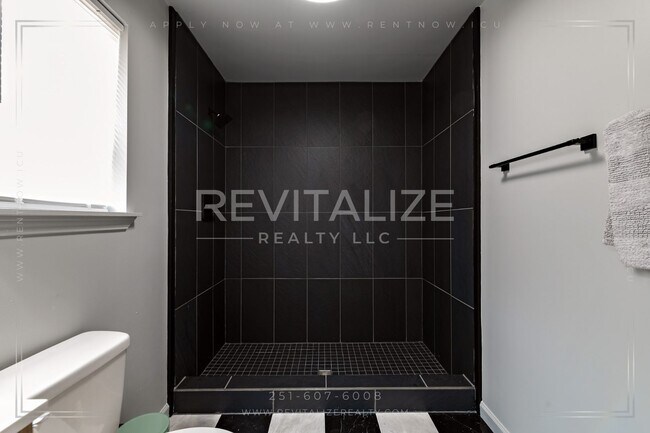 Building Photo - Fully Furnished Townhome w/ Private Garage