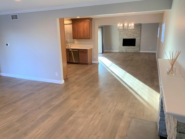 Building Photo - Newly Remodeled 3 Br 2 Ba Home in West Hills