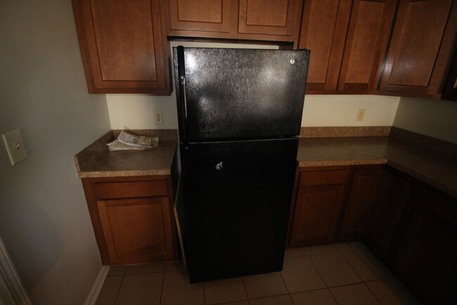 Building Photo - Spacious 2 Bedroom close to campus!