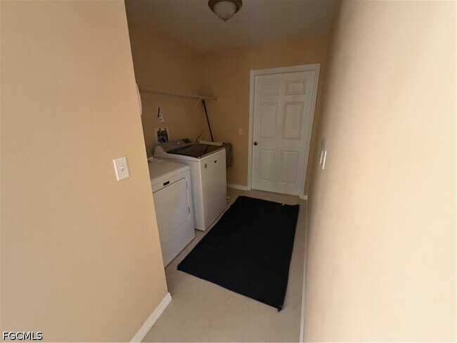 Building Photo - 905 SW 8th Ct