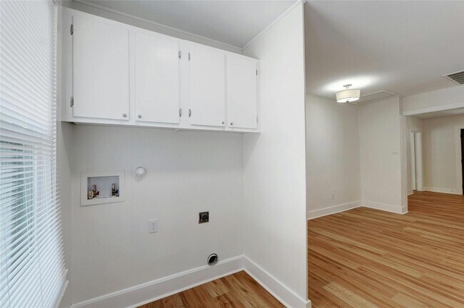 Building Photo - 1102 Hackberry St