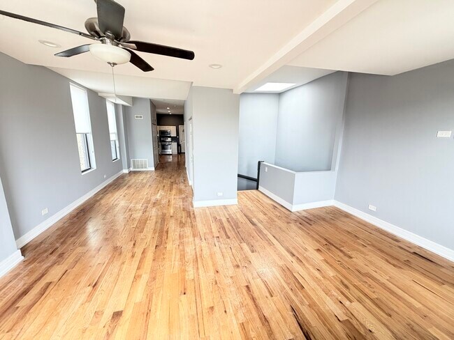 Building Photo - 113 S Paulina St