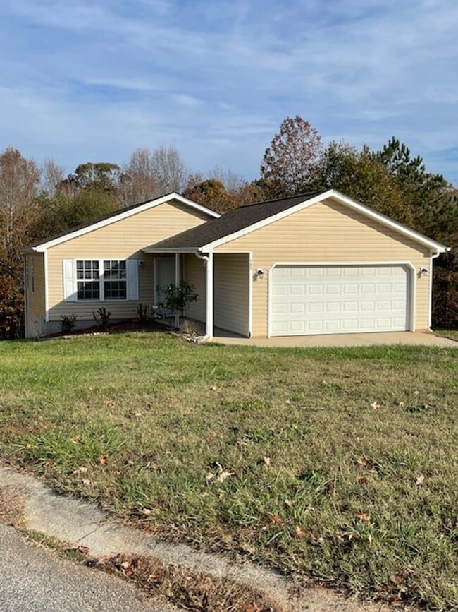 Building Photo - Single Story - 3 bedrooms, 2 baths, spacious living room, kitchen & a 2 car garage, located on a ...