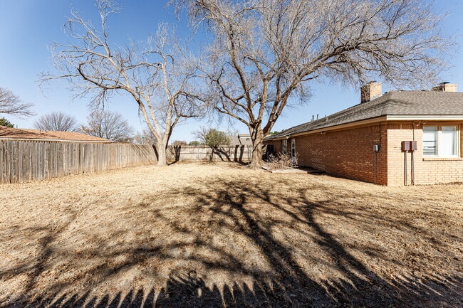 Building Photo - Adorable Duplex Located Near Shadow Hills!
