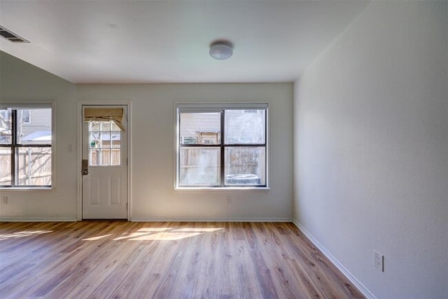 Building Photo - 512 Eberhart Ln