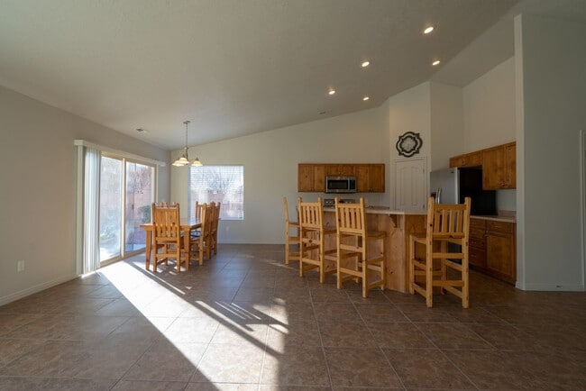 Building Photo - Beautiful 3 Bedroom Home Near Snow Canyon Parkway