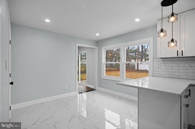 Building Photo - 16 Barrington Ln