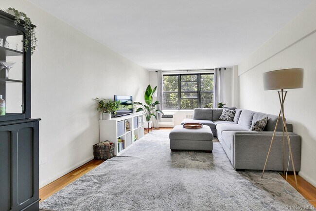 Building Photo - 1200 E 53rd St