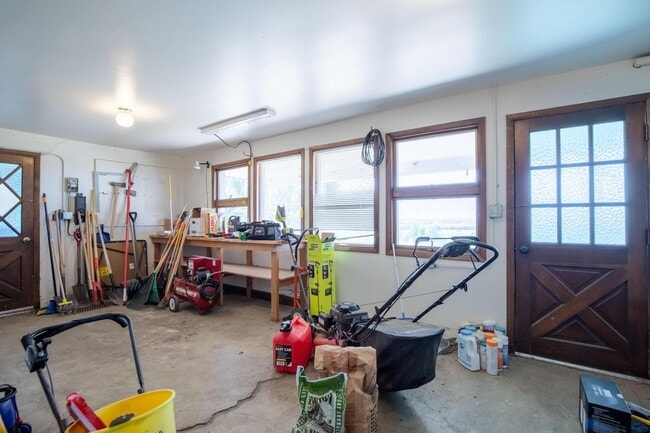 Building Photo - 531 Edgehill Dr