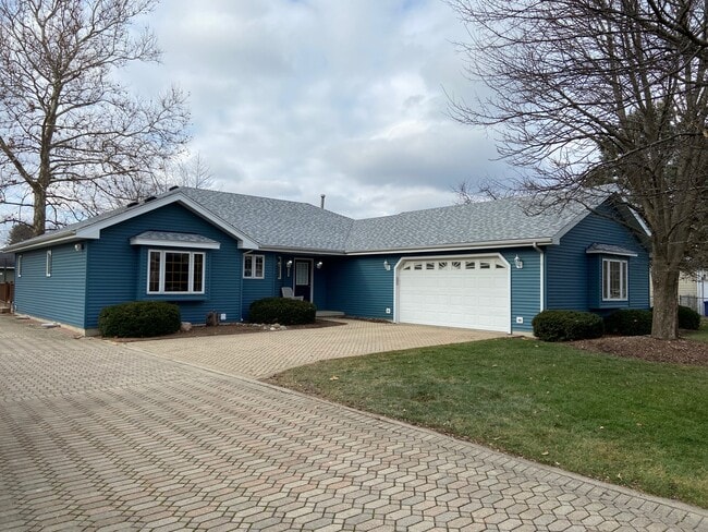 Building Photo - 558 Beachview Dr