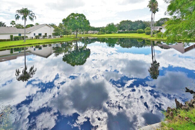 Building Photo - 840 Ridge Lake Dr