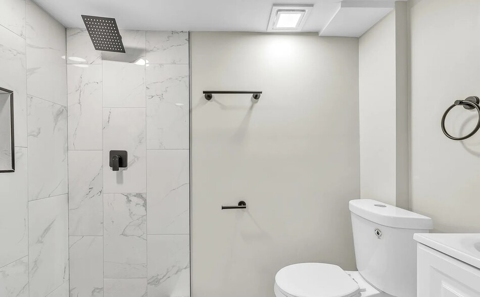 Building Photo - 11011 W Roosevelt Rd