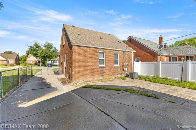 Building Photo - 3339 Lincoln St