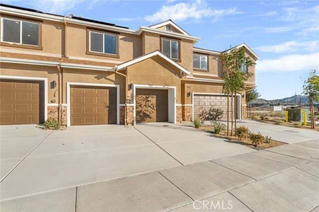 Building Photo - 902 S Hert St