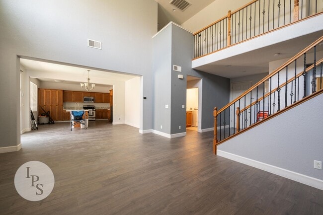 Building Photo - North Clovis Home, 4BR/3.5BA, CUSD - Lots ...