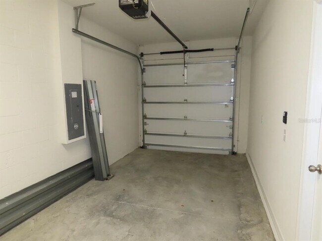 Building Photo - 8725 Daydream St