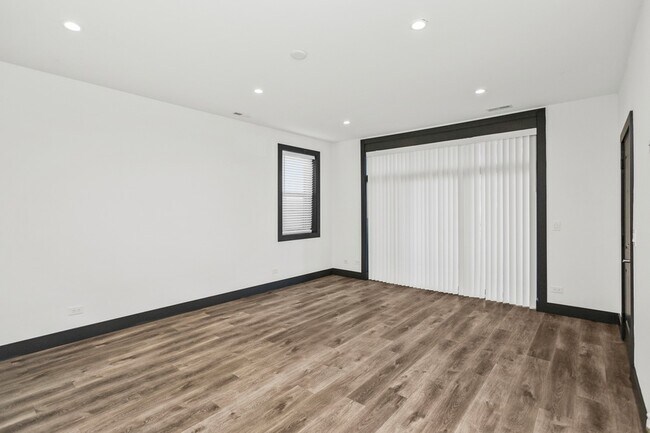 Building Photo - 6422 S Drexel Ave