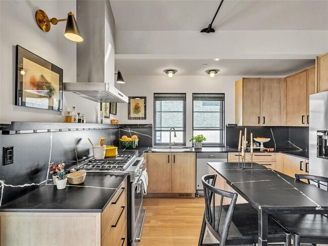 Building Photo - 1229 N Dewey Ave