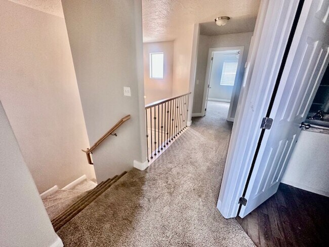 Building Photo - 3 bed -2.5 bath - Newer townhome in the heart of Cedar City!