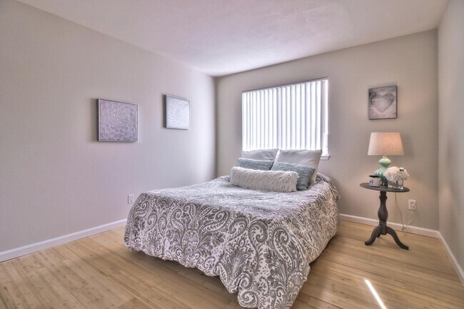 Building Photo - 880 E Fremont Ave