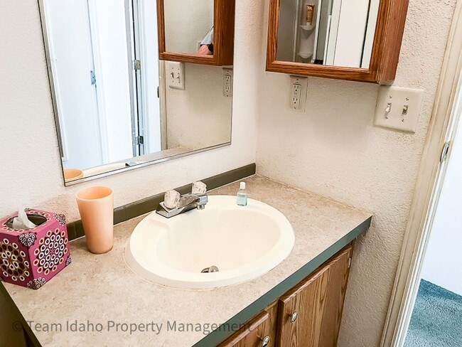 Building Photo - 2001 Manufactured Home on 160 Acre Farm ne...