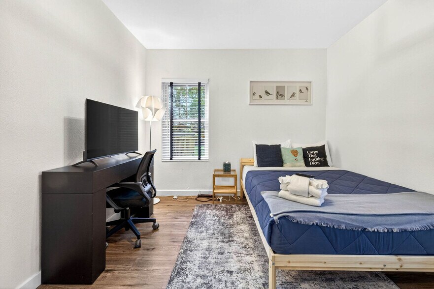 Building Photo - 1317 E Diana St