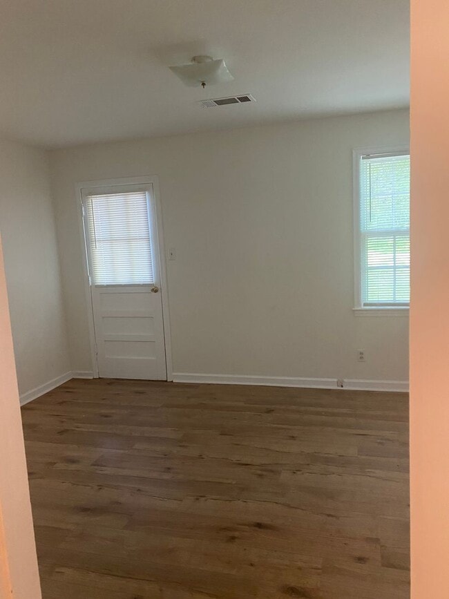 Building Photo - High Point Terrace 3BR 1 bath