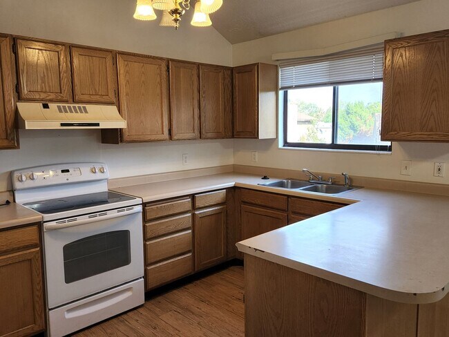 Building Photo - 4 Bd  2.5 Bath Home in West Jordan