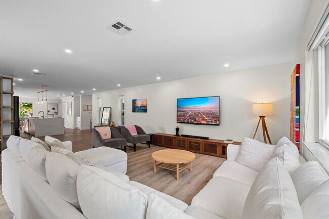 Building Photo - 2421 SW 29th Way