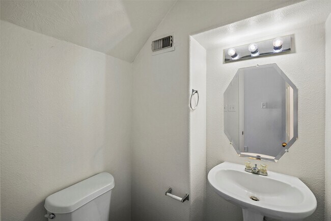 Building Photo - 18401 Sunrise Oaks Ct