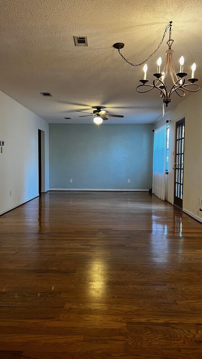 Building Photo - 905 Van Ave